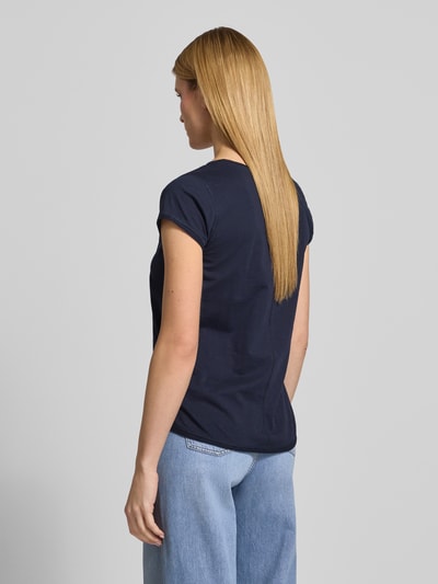 Frauenmodel trägt Regular Fit T-Shirt mit Motiv-Stitching von Christian Berg Woman in Dunkelblau aus Reine Baumwolle, Rückenlänge 62 cm, Ganzkörperansicht Rückansicht.