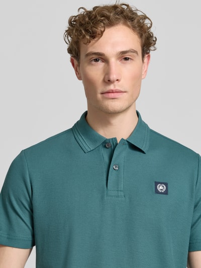 Männermodel trägt Regular Fit Poloshirt mit Label-Detail und Knopfleiste von Lerros, Reine Baumwolle, Nahaufnahme Oberkörper.