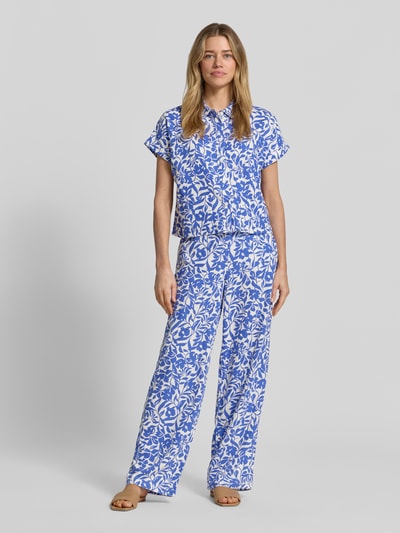 Frauenmodel trägt Wide-Leg-Pants mit französischen Eingrifftaschen von Betty Barclay, Leinen-Mix mit Viskose-Anteil, florales Muster, Ganzkörperansicht von vorne.