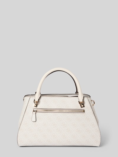 Produktfoto, cremefarbene Handtasche mit Logo-Muster Modell 'ECO NOELLE II' von Guess, goldfarbene Details, Reißverschluss, Tragehenkel und Schulterriemen, strukturierte Oberfläche, 26x2x12 cm, Label-Applikation auf Vorderseite, Länge Schulterriemen 123 cm.