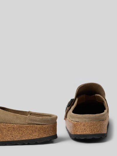 Produktfoto, Clogs aus Veloursleder Modell 'BUCKLEY BRAIDED' von Birkenstock in Schlupfform, Abgerundete-Spitze, Absatzhöhe: 3 cm, Schafthöhe: 1 cm, Schaftweite: 7 cm, echtes Veloursleder, brauner Farbton, robuste Korksohle, strukturierte Oberfläche.