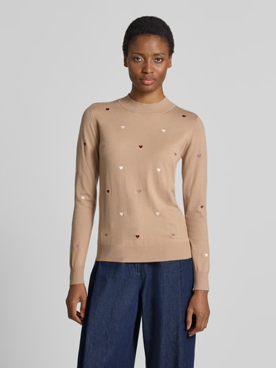 Frauenmodel trägt Strickpullover aus Viskose-Mix mit Stitchings von Apricot in Beige, Allover-Look, Slim Fit, Rundhalsausschnitt, Ganzkörperansicht von vorne.