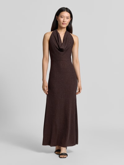 Frauenmodel trägt Slim Fit Abendkleid in Glitzer-Optik von Rinascimento, braun, ärmellos, Wasserfall-Ausschnitt, Ganzkörperansicht von vorne. Elastischer Material-Mix, Rückenlänge 150 cm, Brustweite 44 cm.