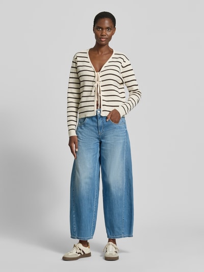 Vrouwenmodel draagt Barrel Fit Jeans aus reiner Baumwolle Modell 'ORLA' van Cambio, denimoptiek, cropped, high waist, 5-pocket, label patch, knoop- en rits, riemlussen, lichte wassing, Ganzkörperansicht von vorne.