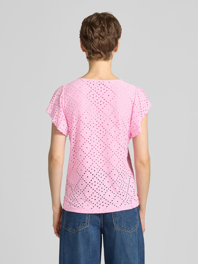 Vrouwenmodel draagt Regular Fit T-shirt met ronde hals, model 'TASSA' van Vero Moda, effen roze, korte frill-mouw, stretchstof, achterkant volledige lichaamsaanzicht.