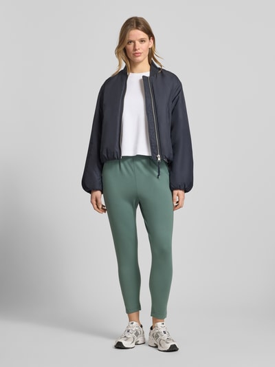 Frauenmodel trägt Regular Fit Sweatpants aus Viskose-Mix Modell 'POPTRASH LIFE' von Only, unifarben, mit Gürtelschlaufen, Bundfalte, elastischem Bund, Tunnelzug und seitlichen Eingrifftaschen, glatte Textur, Ganzkörperansicht von vorne.