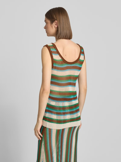 Frauenmodel trägt Trägertop mit Rollsaum Modell 'GURU' von Topshop in Braun, Beige, Weiß und Türkis, Häkel-Textur, Ganzkörperansicht Rückansicht, Damen Trägertop, Slim Fit, Allover-Look, Rückenlänge S: 52 cm.