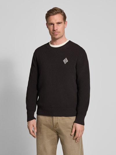 Männermodel trägt Regular Fit Pullover aus katoenmix Model 'COTES PERLES' van Lacoste, look effen, logopatch, ronde hals, ribtricot structuur, lange mouwen, rompzoom geribd, voorkant bovenlichaam close-up.