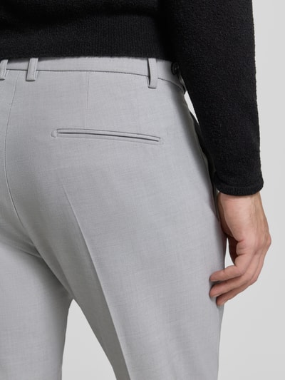 Männermodel trägt P&C Special - Exklusiv bei P&C Slim Fit Anzughose Modell 'Salto' von CINQUE in hellgrau, Material-Mix, Detailaufnahme Rückansicht