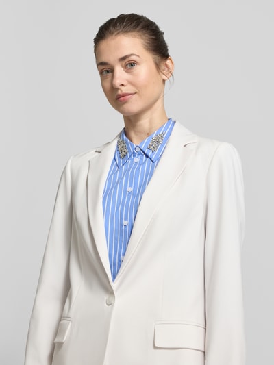 Frauenmodel trägt Slim Fit Blazer mit Pattentaschen von comma, cremefarben, Viskose-Mix, Reverskragen, Nahaufnahme Oberkörper.