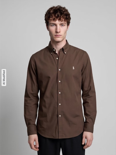 Męski model nosi Custom Fit Freizeithemd aus Baumwoll-Mix von Polo Ralph Lauren, jednokolorowy, mieszanka bawełny, widoczne wyhaftowane logo, kołnierzyk typu button down, długi rękaw, mankiet zapinany na 1 guzik, zaokrąglone wykończenie, listwa guzikowa na całej długości, Ganzkörperansicht von vorne, KI-modifiziertes Bild.