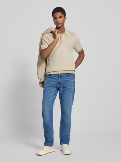 Mannelijk model draagt Regular Fit Jeans met steekzakken model 'Ray' van JOOP!, mix van katoen en elastaan, regular fit, jeans, heren, bandwijdte bij maat 32/32: 43 cm, binnenbeenlengte bij maat 32/32: 78 cm, Ganzkörperansicht van voren.