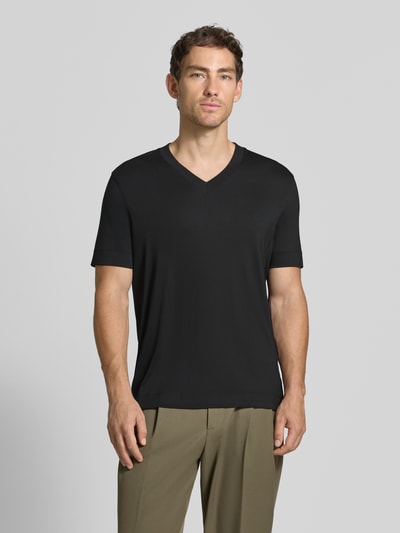 Männermodel trägt T-Shirt aus Modal-Mix mit V-Ausschnitt von Emporio Armani in Schwarz, glatte Textur, Regular Fit, Ganzkörperansicht von vorne.