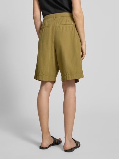 Frauenmodel trägt Relaxed Fit Bermuda aus reiner Baumwolle von Tommy Hilfiger, unifarben, Logo-Stitching, Rückenansicht, Ganzkörperansicht Rückansicht.
