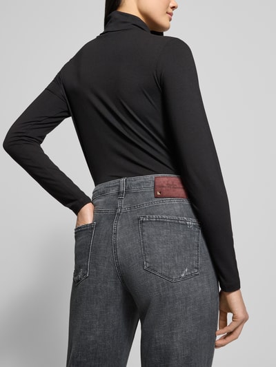 Kobieta modelka nosi Regular Fit Jeans in 7/8-Länge Modell 'Kerry' od Cambio, szare, elastyczny bawełniany materiał, widok z tyłu, kontekst: jeansy damskie z zapięciem na guzik i zamek, długość 7/8, szerokość pasa 42 cm, długość nogawki 69 cm. Ganzkörperansicht Rückansicht.