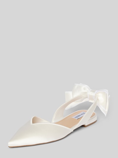 Productfoto, Slipper met strikdetail model 'Synthia' van Steve Madden, satijn, spitse neus, open hiel, gladde zool, hakhoogte 2 cm, kleur crème.