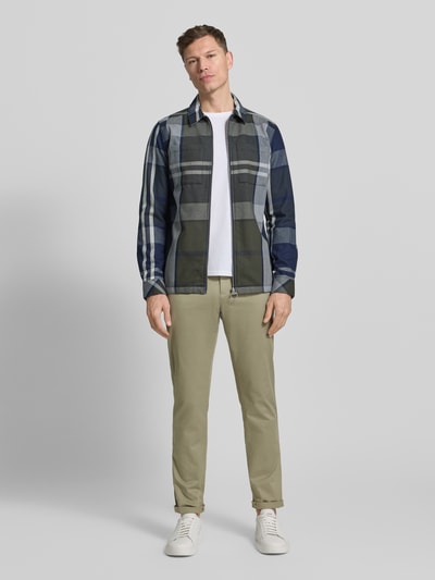 Männermodel trägt Straight Fit Chino mit Eingrifftaschen von MCNEAL im elastischen Baumwoll-Mix, helle Farbe, Ganzkörperansicht von vorne.
