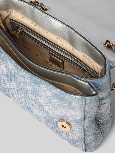 Produktfoto, Shoulder Bag in Stepp-Optik Modell 'GIULLY' von Guess mit geteiltem Hauptfach, Überschlag, Ketten-Optik Trageriemen, Logo-Detail und Magnetverschluss, Maße 24x16x8 cm, Länge Schulterriemen 115 cm, Innenfutter mit Logo, hellblaue Struktur und silbergraue Akzente