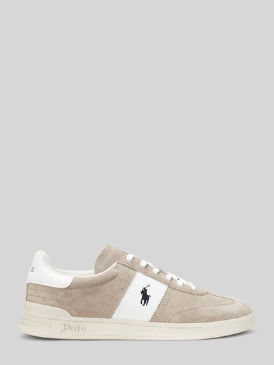 Produktfoto, Low Top Sneaker aus Veloursleder von Polo Ralph Lauren, unifarbenes Design in Beige mit weißen Glattledereinsätzen, Logo-Print, strukturierte Sohle, abgerundete Schuhspitze, Schnürverschluss, echtes Leder