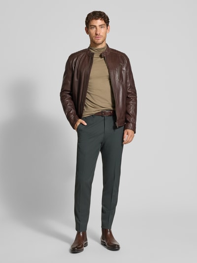 Męski model nosi Longsleeve z golfem model 'EMANUEL' od Drykorn, materiał z dodatkiem wiskozy, krój slim fit, kolor beżowy, widok całej sylwetki z przodu.