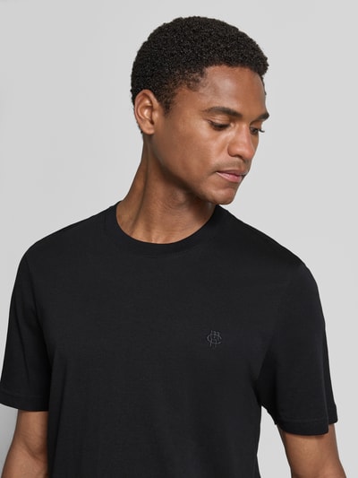 Męski t-shirt Regular Fit T-Shirt mit Logo-Stitching von MCNEAL, czarna bawełna, wyhaftowane logo, okrągły dekolt, krój regular fit, długość tyłu 70 cm w rozmiarze M, zbliżenie na górną część ciała z przodu