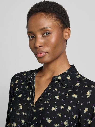 Frauenmodel trägt Maxikleid aus reiner Viskose Modell 'Savanna' von YAS mit floralem Allover-Print, Nahaufnahme Oberkörper.