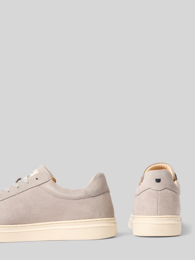 Produktfoto, Sneaker aus Leder mit Label-Detail Modell 'Travis' von Henry Stevens, hellgraue Farbe, abgerundete Spitze, Schnürung, Echtleder, strukturierte Oberfläche, Absatzhöhe 3 cm, Schafthöhe 8 cm, Schaftweite 10 cm.