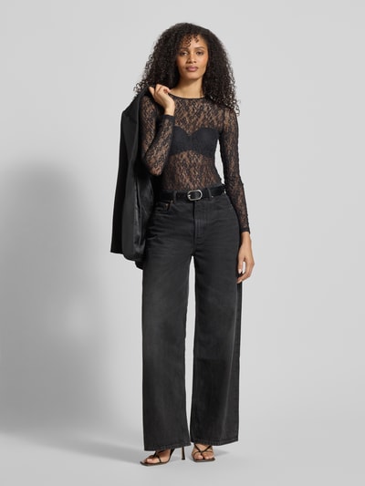 Vrouwenmodel draagt Slim Fit Body met Spitze Model 'DULIETTA' van HUGO, semi-transparante look, mesh-verwerking, lange mouw, drukknoopsluiting, ronde hals, detail van kant. Ganzkörperansicht von vorne.