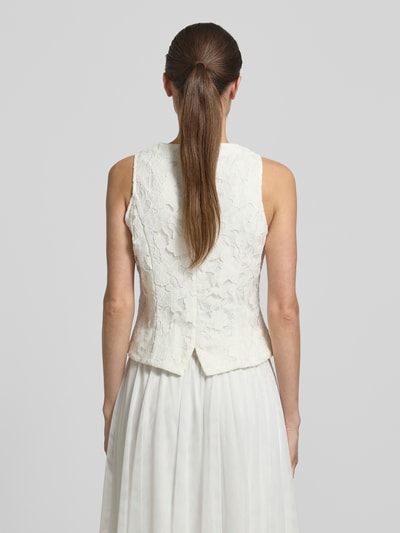 Frauenmodel trägt Regular Fit Weste mit Spitzenbesatz von V by Vera Mont aus Material-Mix mit Baumwoll-Anteil, Rückenlänge 51 cm, Ganzkörperansicht Rückansicht.