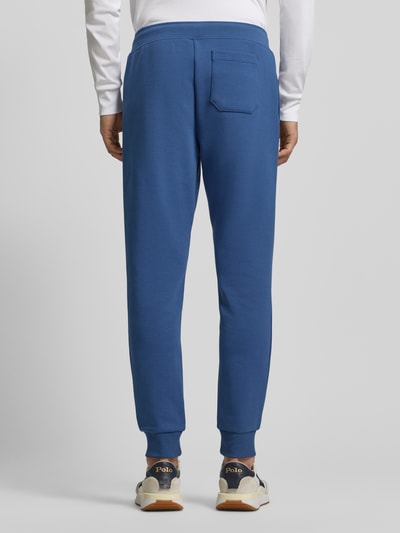 Männermodel trägt Sweatpants mit elastischem Bund von Polo Ralph Lauren aus Baumwoll-Mix, lockerer Schnitt, Rückseite, Ganzkörperansicht Rückansicht.