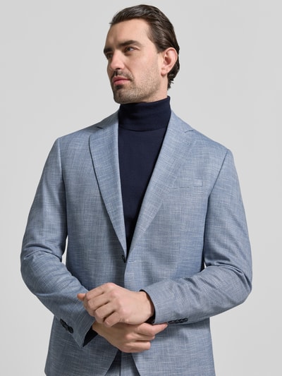 Männermodel trägt Regular Fit Anzug aus Viskose-Mix Modell 'Dalotti' von CINQUE, hellblaues Stoffmuster, Nahaufnahme Oberkörper.