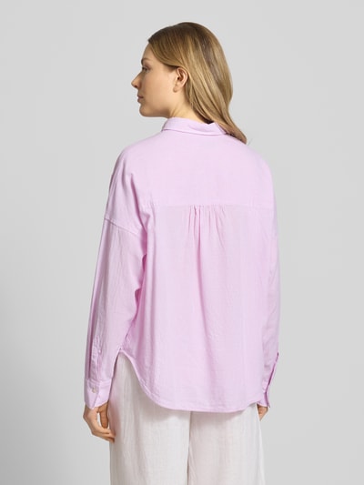 Männermodel trägt Regular Fit Bluse aus Leinen-Baumwoll-Mix Modell 'LUCY' von 0039 Italy, kołnierzyk koszulowy, krój regular fit, mieszanka lnu i bawełny, długość tyłu 67 cm, długość rękawów 46 cm, widok całej sylwetki z tyłu.