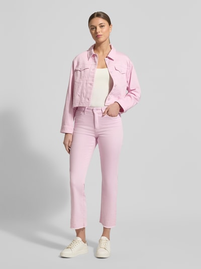 Vrouwenmodel draagt Slim Fit Jeans met Fransen van Marc Cain, mix van katoen en elastaan, steekzakken, franjes, maat 36, slim fit, jeanslook. Ganzkörperansicht von vorne.