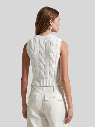 Modelka nosi Bezrękawnik z wyhaftowanym logo od Polo Ralph Lauren z bawełny, krój regular fit, prążkowane wykończenia, okrągły dekolt, długość tyłu 48 cm w rozmiarze S, widok całej sylwetki od tyłu.