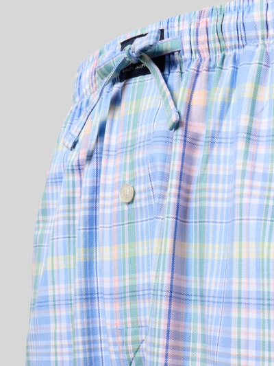Produktfoto, Comfort Fit Pyjama-Hose mit Polo-Bear-Muster Modell 'PJ PANT-SLEEP-BOTTOM' von Polo Ralph Lauren Underwear in Pastellkaros, reine Baumwolle, Tunnelzugbund, seitliche Eingrifftaschen, Nahaufnahme Oberkörper