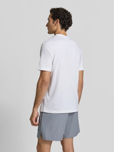 Mężczyzna model nosi biały t-shirt Regular Fit T-Shirt aus reiner Baumwolle Modell 'TS_STRUCTURE LOGO 1027473' od BOSS Green, widok całej sylwetki od tyłu.