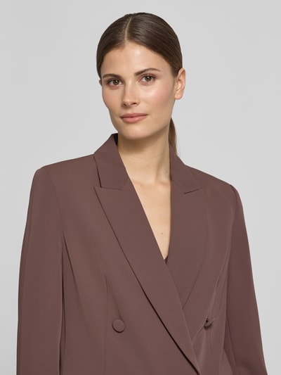 Frauenmodel trägt Regular Fit Blazer mit Pattentaschen von Christian Berg Cocktail, Material-Mix mit Stretch-Anteil, Zweireiher, Reverskragen, Nahaufnahme Oberkörper.