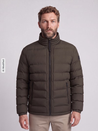 Männermodel trägt Regular Fit Steppjacke mit Stehkragen Modell 'MODENA FUSED' von Strellson in Dunkelgrün, Herren Steppjacke, Ganzkörperansicht von vorne, KI-modifiziertes Bild