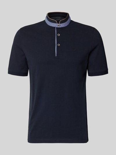 Produktfoto, Regular Fit Poloshirt mit Stehkragen und Logo-Stitching von bugatti in Dunkelblau, reine Baumwolle, kurze Knopfleiste, Label-Detail