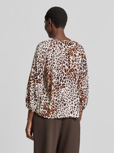 Vrouwenmodel draagt Relaxed Fit blouse met lange mouwen uit pure viscose van s.Oliver RED LABEL, luipaardprint, achterkant, Ganzkörperansicht Rückansicht.