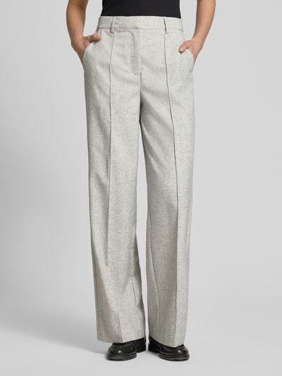 Vrouwenmodel draagt Hose mit Leinen-Anteil und Längsnähten Modell 'RIU' van YAS, materiaalmix met linnen, wijd been, voorkant, detailopname
