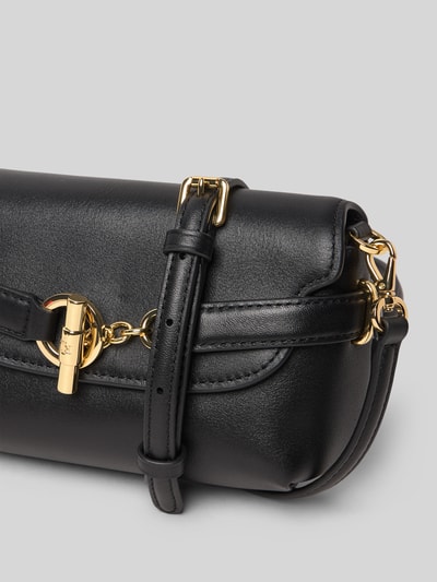 Produktfoto, Crossbody Bag mit Label-Detail von Lauren Ralph Lauren aus schwarzem Rindsleder mit goldfarbenen Metall-Elementen, Struktur glatt, Umschlag, abnehmbarer Schulterriemen, Hauptfach, Breite 18 cm, Länge 13 cm, Tiefe 5 cm, Schulterriemen 108 cm.