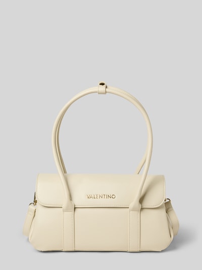 Produktfoto, cremefarbene Handtasche mit Label-Applikation von VALENTINO BAGS, Überschlag, Magnetverschluss, Tragehenkel, glatte Textur