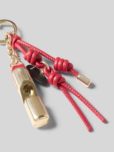 Produktfoto, Anhänger mit Logo-Detail Modell 'IRIDE' von FURLA in Gold und Rot mit Schlüsselring, Schnapphaken, glatte Oberflächen.