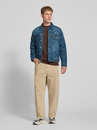 Männermodel trägt Regular Fit Sweatshirt aus Baumwoll-Mix Modell 'CERES' von ONLY, Beige und Braun, Herren Sweatshirt, Ganzkörperansicht von vorne.