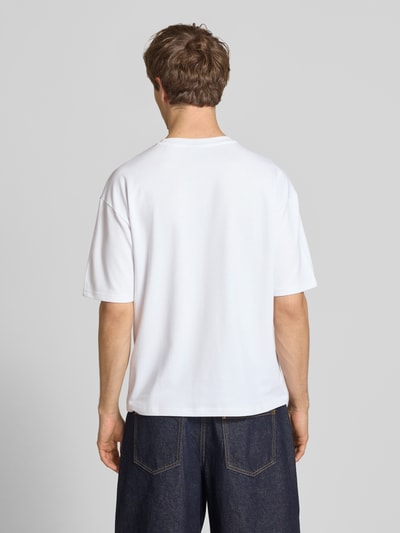 Männermodel trägt Regular Fit T-Shirt aus reiner Baumwolle Modell 'CASPIAN AIRFLEX AMORE' von Only & Sons, Optik: Unifarben, Ganzkörperansicht Rückansicht