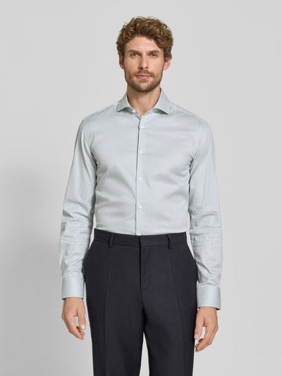 Männermodel trägt Slim Fit Businesshemd aus Baumwoll-Mix Modell 'HANK' von BOSS, helles Streifenmuster, glatte Textur, Ganzkörperansicht von vorne, Herren Businesshemd von BOSS.
