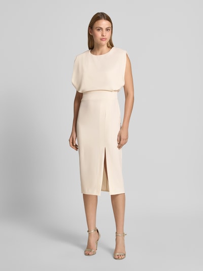 Modelka nosi Cocktailkleid mit Gehschlitz od Rinascimento, kremowy materiał z domieszką stretchu, krój slim fit, midi, przód, zdjęcie całopostaciowe