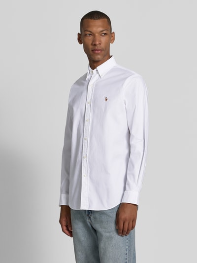 Männermodel trägt Regular fit vrijetijdsoverhemd uit katoenmix van Polo Ralph Lauren in wit met knopen, Ganzkörperansicht von vorne. Heren vrijetijdsoverhemd.