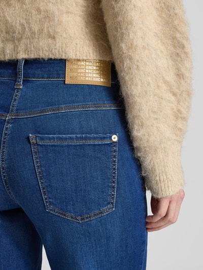 Frauenmodel trägt Wide Fit Jeans mit 5-Pocket-Design von MAC, Baumwoll-Mix, dunkelblaue Farbe, Detailaufnahme Rückansicht